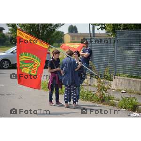 Pognanao (BG) la protesta degli operai della ditta Lupini Targhe ai cancelli della ditta e sulla strada foto Tiziano Manzoni© fotogramma Bergamo