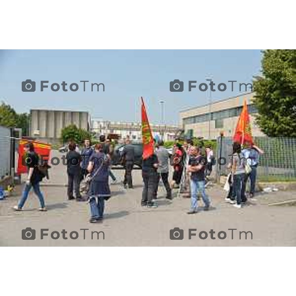 Pognanao (BG) la protesta degli operai della ditta Lupini Targhe ai cancelli della ditta e sulla strada foto Tiziano Manzoni© fotogramma Bergamo