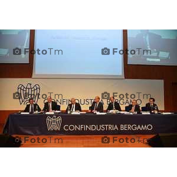 Bergamo palazzo della fiera nuova, assemblea generale riservata ai soci con nomina nuovo presidente. nella foto il tavolo dei rappresentanti confindustria e la sala gremita Fotogramma Bergamo-Tiziano Manzoni