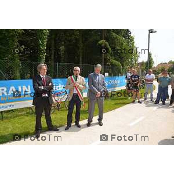 Calusco D\'Adda (BG) inaugurazione nuova pista ciclabile con Gimondi Bottinelli Colleoni nella foto ( da sx In abito scuro Bottinelli italcementi- Colleoni sindaco- Gimondi in abito grigio foto Tiziano Manzoni© fotogramma Bergamo