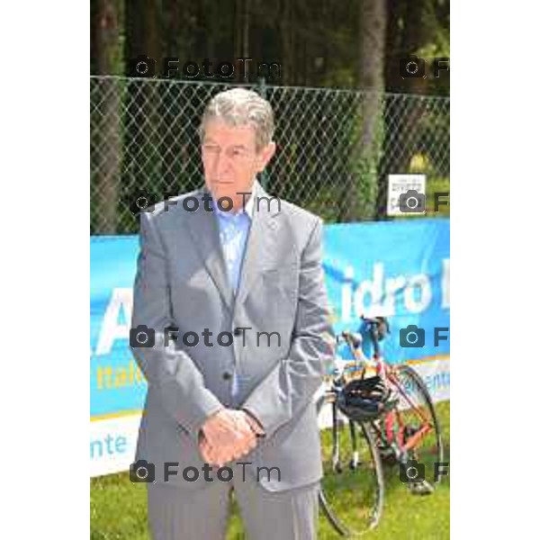 Calusco D\'Adda (BG) inaugurazione nuova pista ciclabile con Gimondi Bottinelli Colleoni nella foto ( da sx In abito scuro Bottinelli italcementi- Colleoni sindaco- Gimondi in abito grigio foto Tiziano Manzoni© fotogramma Bergamo