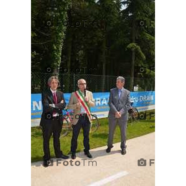 Calusco D\'Adda (BG) inaugurazione nuova pista ciclabile con Gimondi Bottinelli Colleoni nella foto ( da sx In abito scuro Bottinelli italcementi- Colleoni sindaco- Gimondi in abito grigio foto Tiziano Manzoni© fotogramma Bergamo