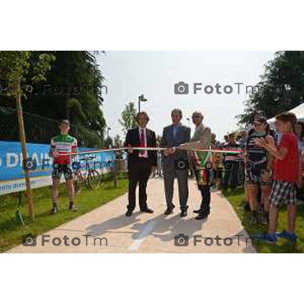 Calusco D\'Adda (BG) inaugurazione nuova pista ciclabile con Gimondi Bottinelli Colleoni nella foto ( da sx In abito scuro Bottinelli italcementi- Colleoni sindaco- Gimondi in abito grigio foto Tiziano Manzoni© fotogramma Bergamo