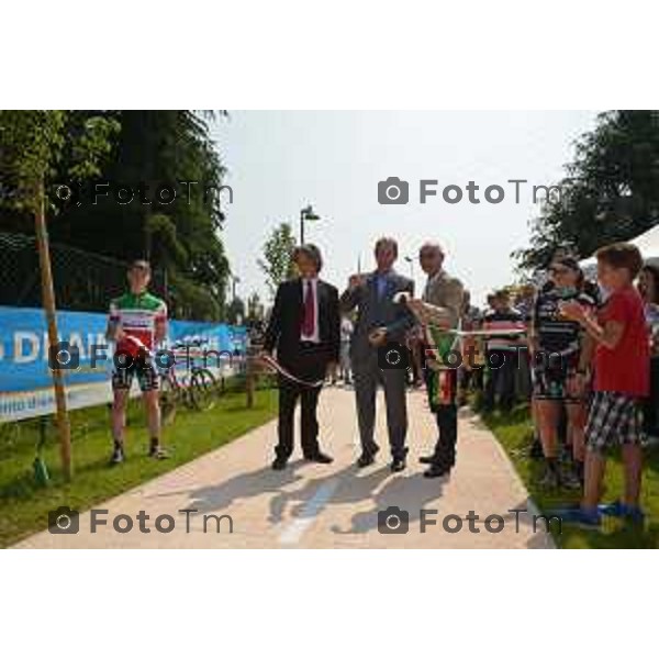 Calusco D\'Adda (BG) inaugurazione nuova pista ciclabile con Gimondi Bottinelli Colleoni nella foto ( da sx In abito scuro Bottinelli italcementi- Colleoni sindaco- Gimondi in abito grigio foto Tiziano Manzoni© fotogramma Bergamo