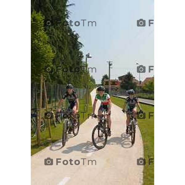 Calusco D\'Adda (BG) inaugurazione nuova pista ciclabile con Gimondi Bottinelli Colleoni nella foto ( da sx In abito scuro Bottinelli italcementi- Colleoni sindaco- Gimondi in abito grigio foto Tiziano Manzoni© fotogramma Bergamo