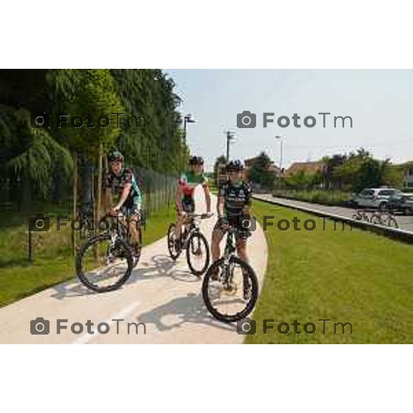 Calusco D\'Adda (BG) inaugurazione nuova pista ciclabile con Gimondi Bottinelli Colleoni nella foto ( da sx In abito scuro Bottinelli italcementi- Colleoni sindaco- Gimondi in abito grigio foto Tiziano Manzoni© fotogramma Bergamo