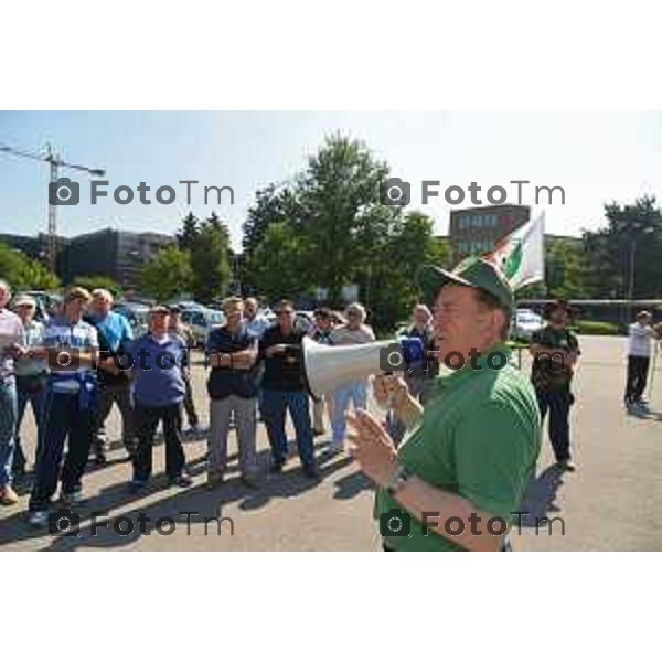 Bergamo (BG) casa dello sport protesta dei cacciatori nella foto Fortunato Busana Assessore alla Caccia, Pesca e Sport foto Tiziano Manzoni-fotogramma Bergamo