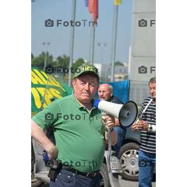 Bergamo (BG) casa dello sport protesta dei cacciatori nella foto Fortunato Busana Assessore alla Caccia, Pesca e Sport foto Tiziano Manzoni-fotogramma Bergamo