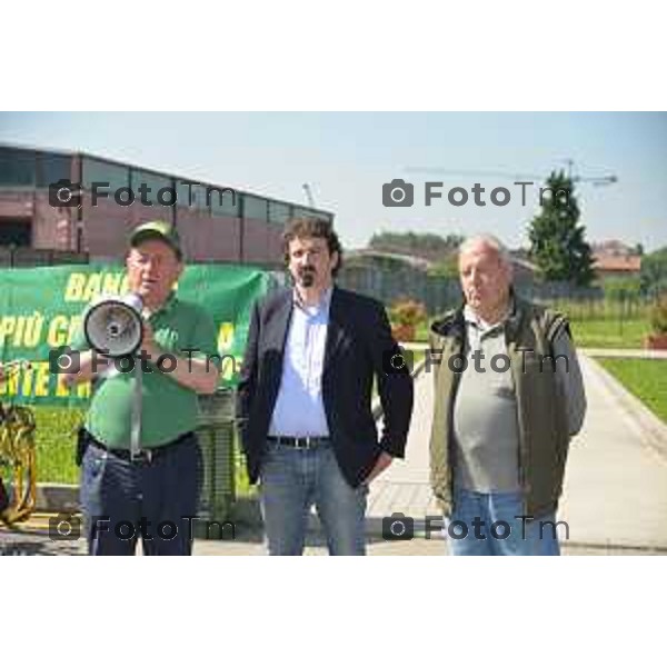 Bergamo (BG) casa dello sport protesta dei cacciatori nella foto la protesta con i cacciatori Assessore alla Caccia, Pesca e Sport foto Tiziano Manzoni-fotogramma Bergamo