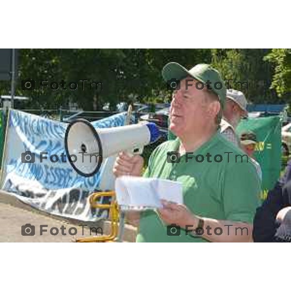 Bergamo (BG) casa dello sport protesta dei cacciatori nella foto la protesta con i cacciatori Assessore alla Caccia, Pesca e Sport foto Tiziano Manzoni-fotogramma Bergamo