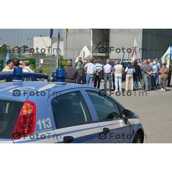 Bergamo (BG) casa dello sport protesta dei cacciatori nella foto la protesta con i cacciatori Assessore alla Caccia, Pesca e Sport foto Tiziano Manzoni-fotogramma Bergamo