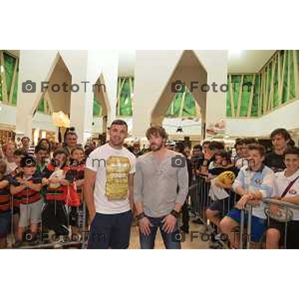 Stezzano, centro cmmerciale due torri Mirko Bergamasco e Simone Favaro della nazionale di Rugby Italiana foto Tiziano Manzoni© fotogramma Bergamo