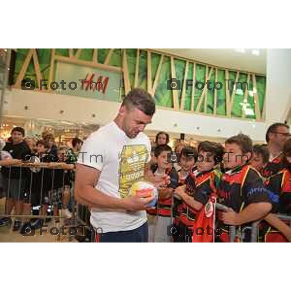 Stezzano, centro cmmerciale due torri Mirko Bergamasco e Simone Favaro della nazionale di Rugby Italiana foto Tiziano Manzoni© fotogramma Bergamo