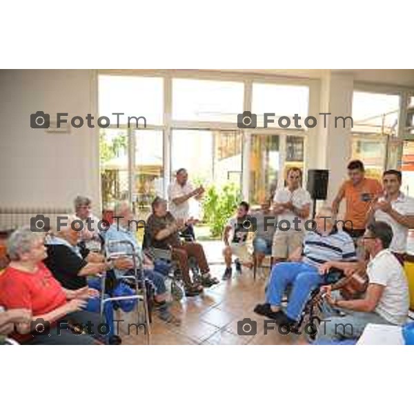 Pontirolo (BG) il centro residenziale AGA anziani con i ragazzi della comunita Fotogramma Bergamo-Tiziano Manzoni