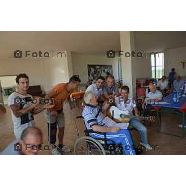 Pontirolo (BG) il centro residenziale AGA anziani con i ragazzi della comunita Fotogramma Bergamo-Tiziano Manzoni