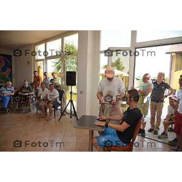 Pontirolo (BG) il centro residenziale AGA anziani con i ragazzi della comunita Fotogramma Bergamo-Tiziano Manzoni