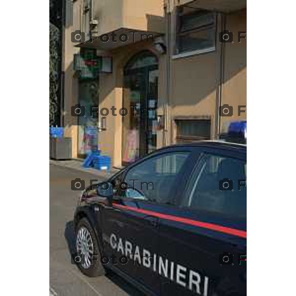 Bariano (BG) rapina a mano armata con ostaggio alla farmacia Maffeis nella foto la farmacia e il figlio del titolare Mauro Maffeis che ha inseguito il ladro con i carabinieri per illustrare la dinamica Fotogramma Bergamo-Tiziano Manzoni