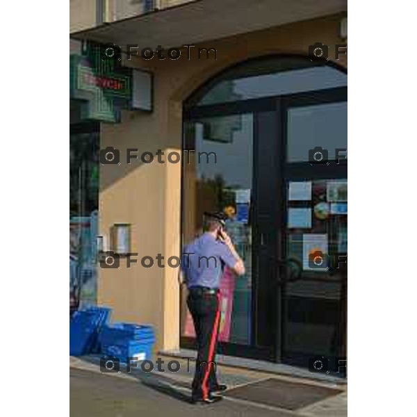 Bariano (BG) rapina a mano armata con ostaggio alla farmacia Maffeis nella foto la farmacia e il figlio del titolare Mauro Maffeis che ha inseguito il ladro con i carabinieri per illustrare la dinamica Fotogramma Bergamo-Tiziano Manzoni