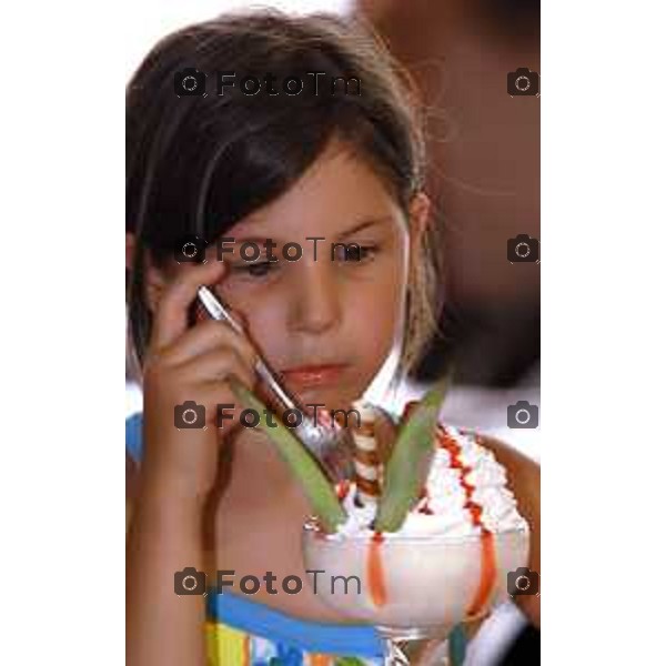 Bergamo (BG) estate gente mangia gelato per cercare refrigerio foto Tiziano Manzoni-fotogramma Bergamo