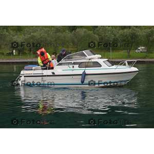 Foto Manzoni Tiziano Bergamo Italia - Cronaca - Bergamo Lago iseo prelievo campioni per controllo acque asl