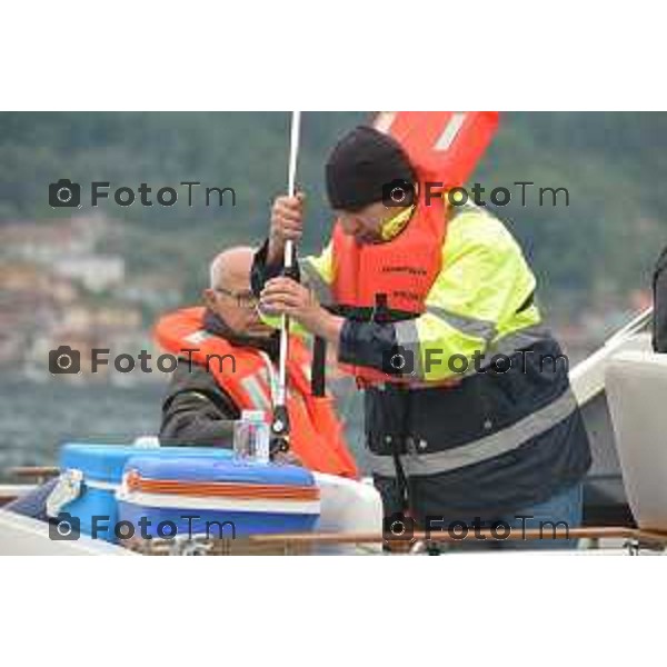 Predore, prelievo acqua lago iseo per analisi asl foto Tiziano Manzon-Fotogramma Bergamoi