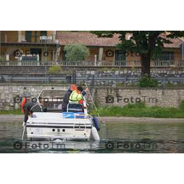 Predore, prelievo acqua lago iseo per analisi asl foto Tiziano Manzon-Fotogramma Bergamoi