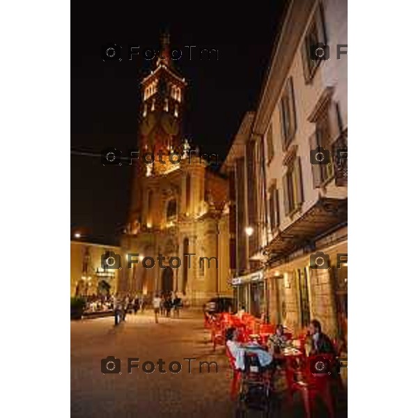 Treviglio (BG) Treviglio, negozi aperti fino a tardi. Tutti i mercoledì l\'orario di apertura esteso fino alle 23,30 foto Tiziano Manzoni© fotogramma Bergamo