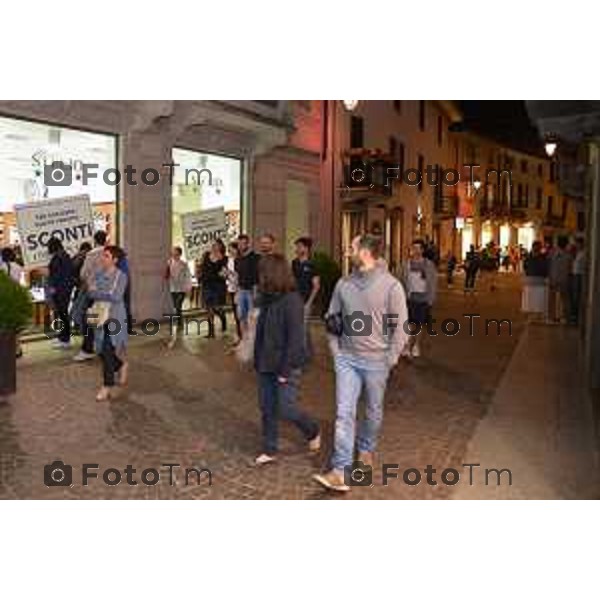 Treviglio (BG) Treviglio, negozi aperti fino a tardi. Tutti i mercoledì l\'orario di apertura esteso fino alle 23,30 foto Tiziano Manzoni© fotogramma Bergamo