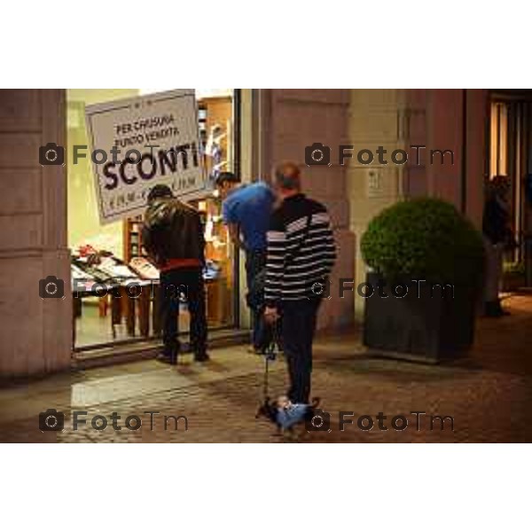 Treviglio (BG) Treviglio, negozi aperti fino a tardi. Tutti i mercoledì l\'orario di apertura esteso fino alle 23,30 foto Tiziano Manzoni© fotogramma Bergamo