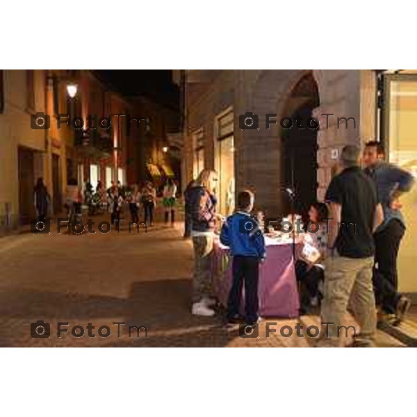 Treviglio (BG) Treviglio, negozi aperti fino a tardi. Tutti i mercoledì l\'orario di apertura esteso fino alle 23,30 foto Tiziano Manzoni© fotogramma Bergamo