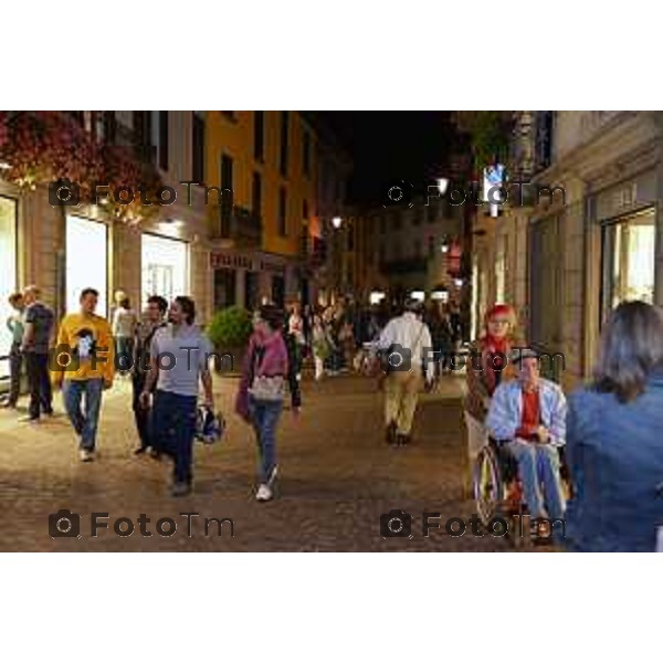 Treviglio (BG) Treviglio, negozi aperti fino a tardi. Tutti i mercoledì l\'orario di apertura esteso fino alle 23,30 foto Tiziano Manzoni© fotogramma Bergamo