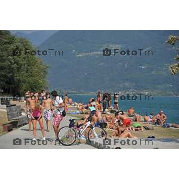 bagnanti spiaggi Castro spiaggia tintarella sole lago Tiziano Manzoni