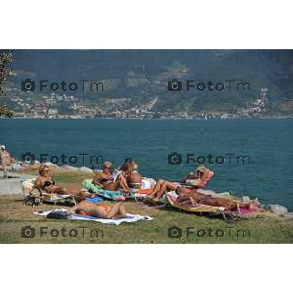 bagnanti spiaggi Castro spiaggia tintarella sole lago Tiziano Manzoni