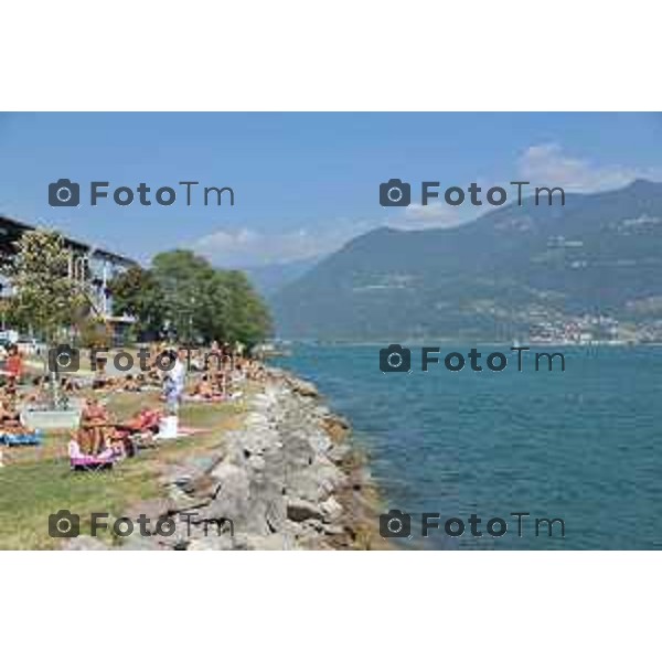 bagnanti spiaggi Castro spiaggia tintarella sole lago Tiziano Manzoni