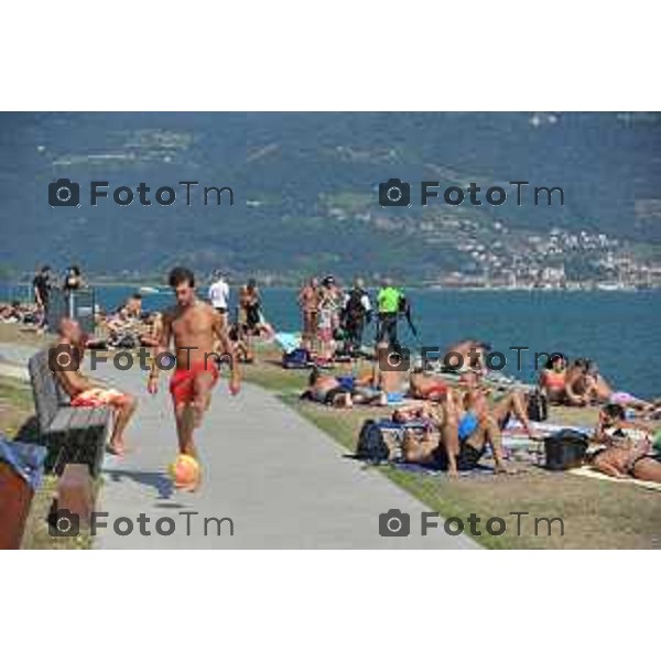 bagnanti spiaggi Castro spiaggia tintarella sole lago Tiziano Manzoni