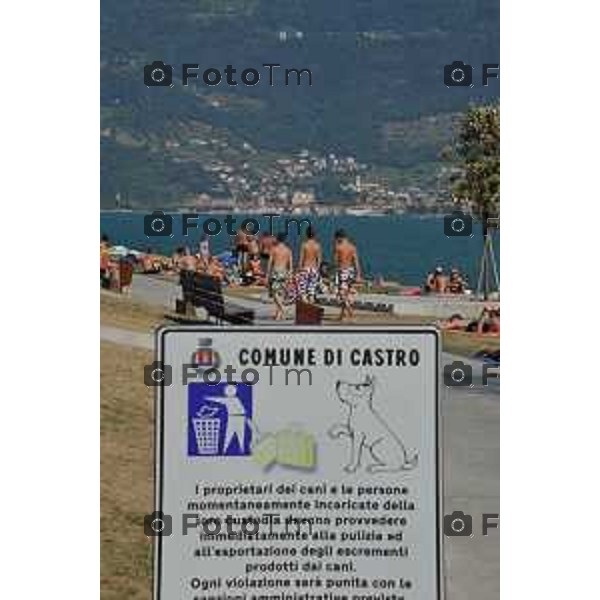 bagnanti spiaggi Castro spiaggia tintarella sole lago Tiziano Manzoni