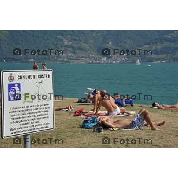 bagnanti spiaggi Castro spiaggia tintarella sole lago Tiziano Manzoni