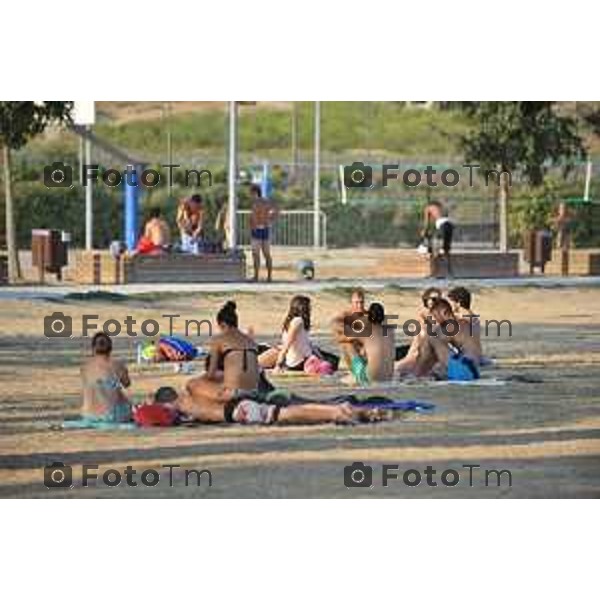 Lido di Sarnico spiaggia libera bagnanti lago sarnico beach Tiziano Manzoni