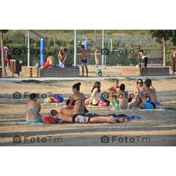 Lido di Sarnico spiaggia libera bagnanti lago sarnico beach Tiziano Manzoni