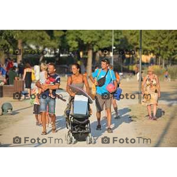 Lido di Sarnico spiaggia libera bagnanti lago sarnico beach Tiziano Manzoni