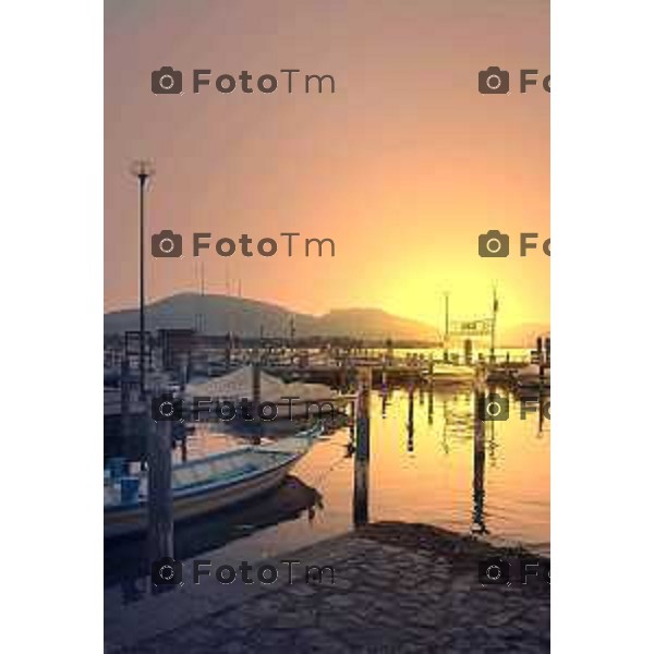 Lago Iseo ( sebino ) BG imbarcazioni a motore e a vela sul lago d\'iseo e ormeggiate ai vari porti foto Tiziano Manzoni-fotogramma Bergamo