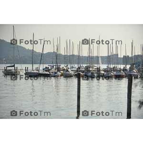 Lago Iseo ( sebino ) BG imbarcazioni a motore e a vela sul lago d\'iseo e ormeggiate ai vari porti foto Tiziano Manzoni-fotogramma Bergamo