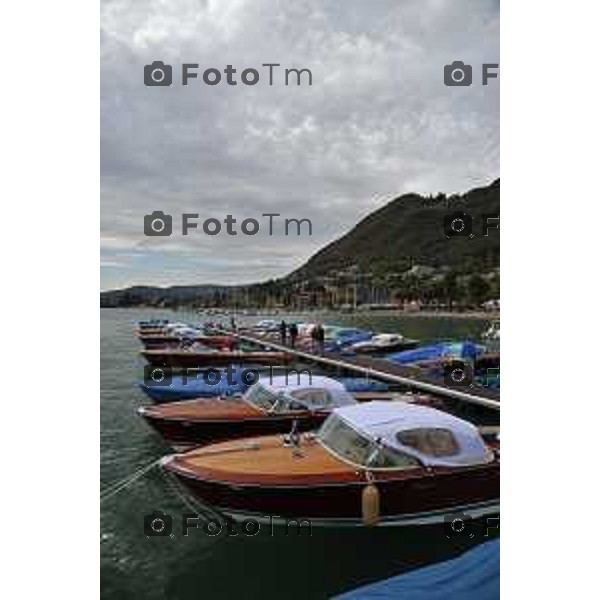 Lago Iseo ( sebino ) BG imbarcazioni a motore e a vela sul lago d\'iseo e ormeggiate ai vari porti foto Tiziano Manzoni-fotogramma Bergamo