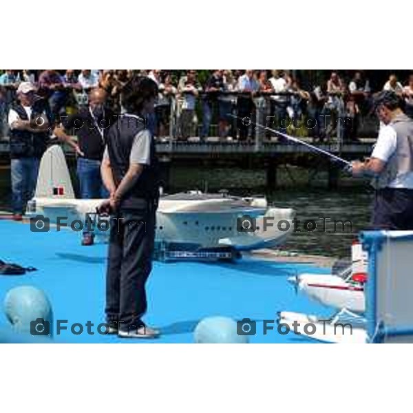 Sarnico Bergamo Manifestazione di Motonautica sul lago d\'Iseo ( archivio Manzoni ) 2005 foto Tiziano Manzoni-Bergamo