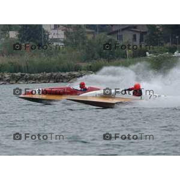 Iseo 12/06/2005 manifestazione di motonautica e esibizione di navi da modellismo FOTO BY FRANCESCO BURGIO sul lago Foto Tiziano Manzoni diritti riservati citare sempre l\'autore ad ogni pubblicazione le immagini sono coperte dal diritto dell\'autore per informazioni contattare lo stesso Tiziano Manzoni 328/8228922 