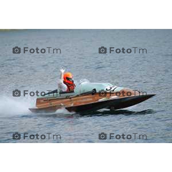 Sarnico Bergamo Manifestazione di Motonautica sul lago d\'Iseo ( archivio Manzoni ) 2005 foto Tiziano Manzoni-Bergamo