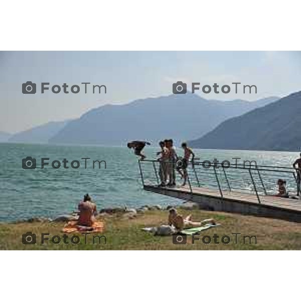 bagnanti spiaggi Castro spiaggia tintarella sole lago Tiziano Manzoni