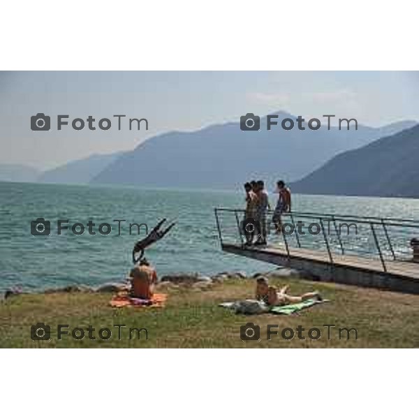 bagnanti spiaggi Castro spiaggia tintarella sole lago Tiziano Manzoni