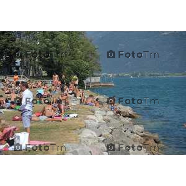 bagnanti spiaggi Castro spiaggia tintarella sole lago Tiziano Manzoni