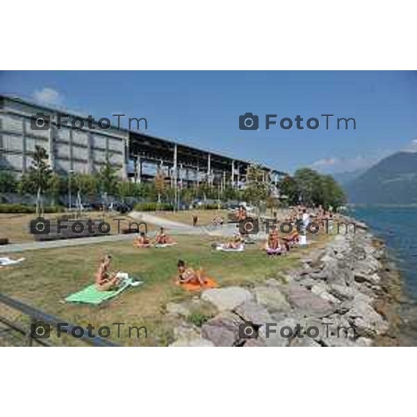 bagnanti spiaggi Castro spiaggia tintarella sole lago Tiziano Manzoni